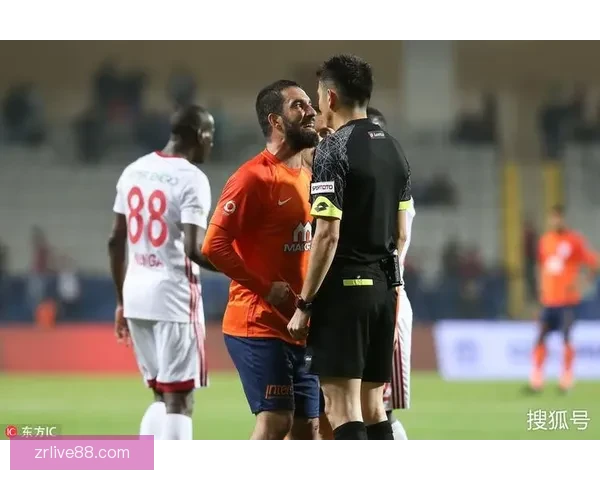 马丁内利因推搡裁判被黄牌警告引发赛场争议